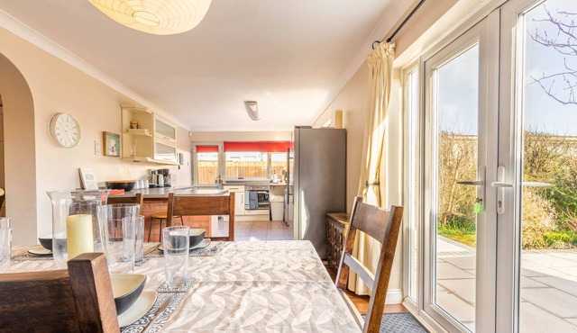 Applegarth House - Norwich City Property with Parking and Garden - Norfolk Holiday Properties