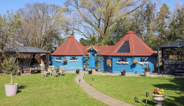 APPLEJACKS ORCHARD, pet friendly, with hot tub in Holywell