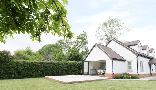 APPLETREE COTTAGE, family friendly, with a garden in Pershore