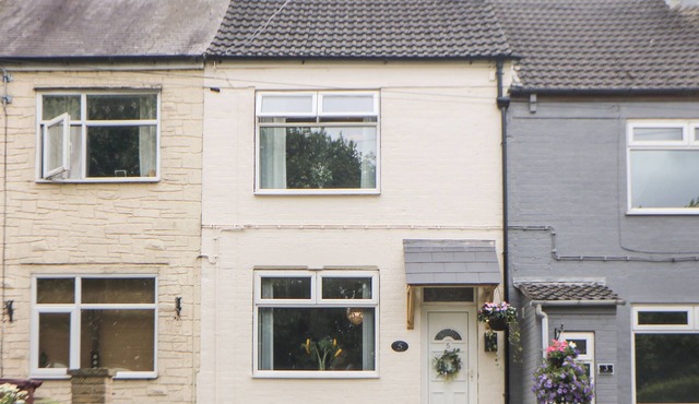 APPLETREE COTTAGE, pet friendly, character holiday cottage in Clowne