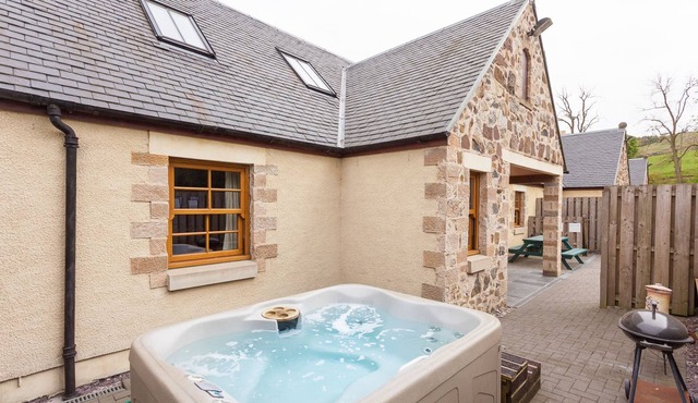 Appletree Cottage - sleeps 8 guests in 3 bedrooms