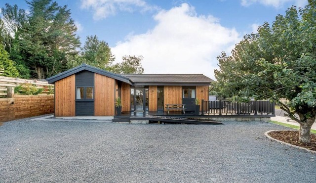 Appletree Lodge with Hot Tub