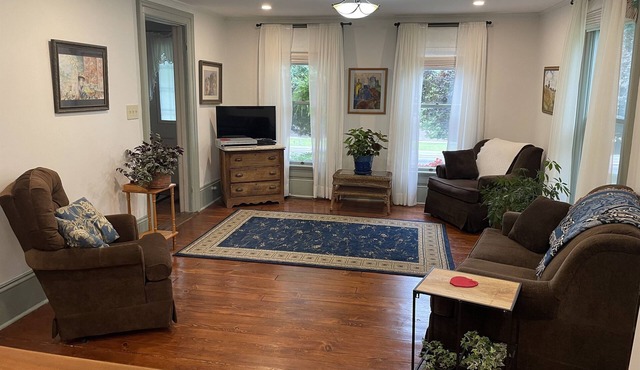 Applewood - Pristine Farmhouse across the street from CDP