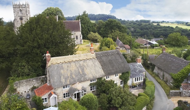 Appleyard Cottage is a beautiful thatched cottage with plenty of character and modern comforts. Loca