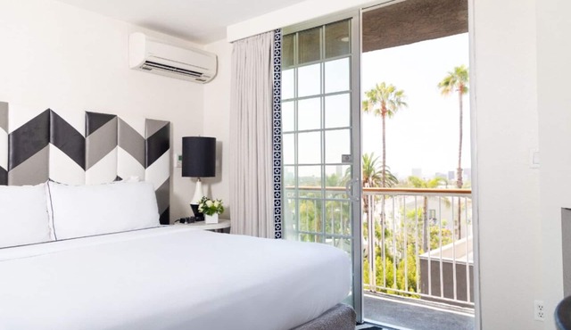 Appreciate the Beauty of Hollywood at an Exemplary Suite! 4 Units, Rooftop Pool!