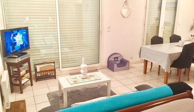 Appt 4 °,top floor, sea view, very bright facing south. WIRELESS. 82cm tvscreen.