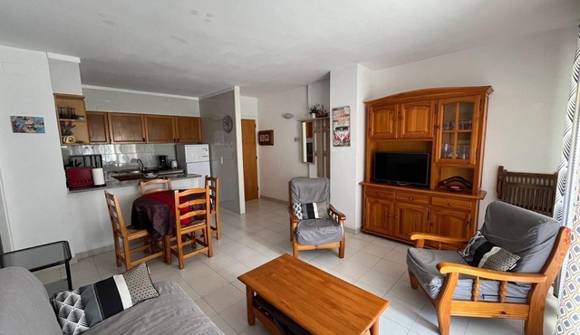 appt 6 pers with swimming pool, beach at 200m, port at 400m and shops at 300m