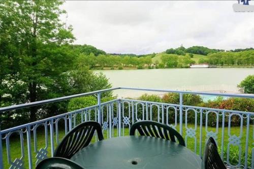 Appt HAMEAU DU LAC (apt 142) avec piscine et vue sur le lac