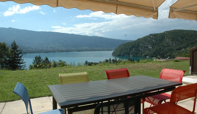 Appt on garden level. Spectacular view of Lake Annecy and the mountains