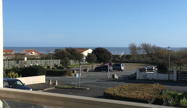 Appt sea view at foot of grouin du cou lighthouse. La tranche sur mer