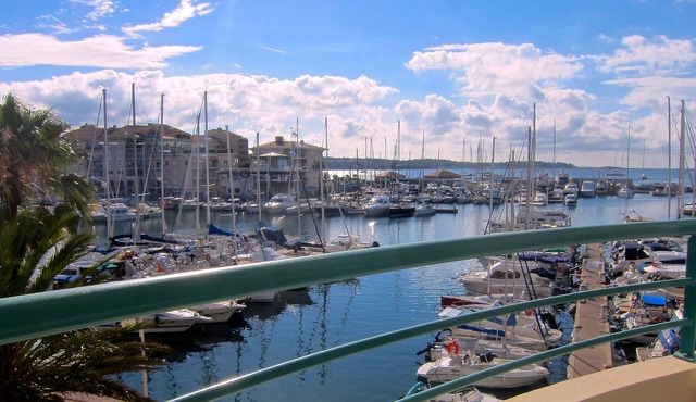 Appt Very beautiful SEA VIEW and marina, with SWIMMING POOL/Parking, 2min walk from BEACH