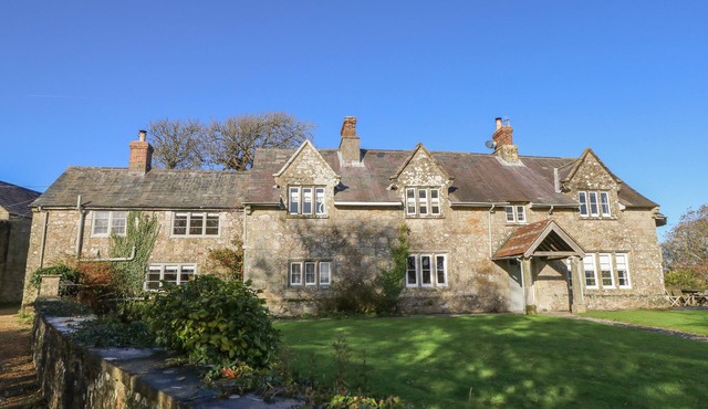 APPULDURCOMBE FARMHOUSE, pet friendly, with open fire in Ventnor