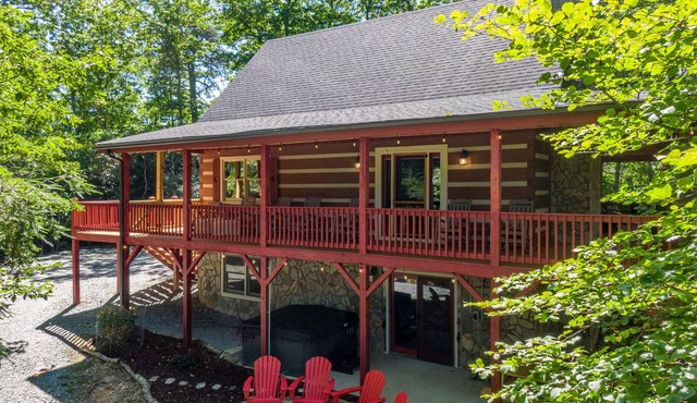 Appy Pappy's - gorgeous cabin, hot tub, pool table, pets