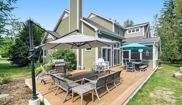 Appy Place with beautiful yard, apple trees, & firepit - walk to private beach