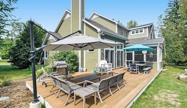 Appy Place with beautiful yard, apple trees, & firepit - walk to private beach