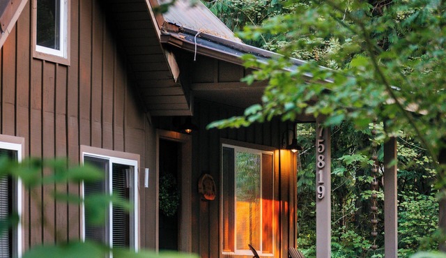 Aprés Chalet- charming home with hot tub near hikes at heart of Cascades