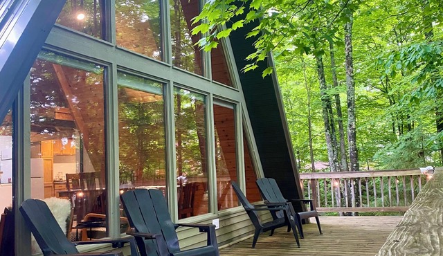 Apres’ Haus: Comfy A-Frame centrally located in Whitecap Village with fireplace