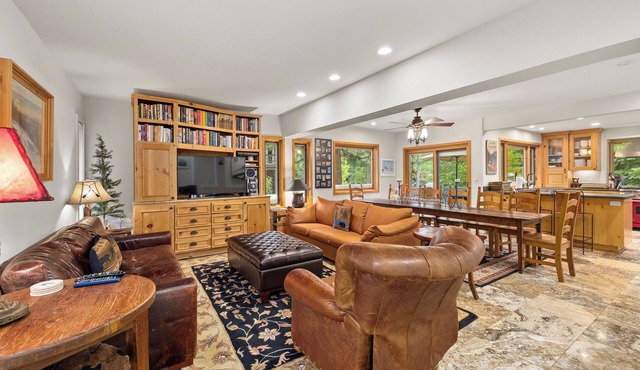 Apres Ski on Sandy Way - Spacious Home in Olympic Valley, Private Hot Tub, Minutes to Tahoe