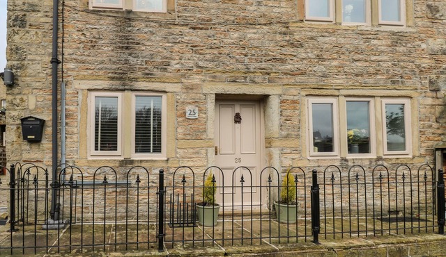 APRICOT COTTAGE, pet friendly, character holiday cottage in Holmfirth