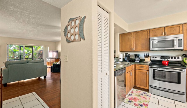 April 15-30 99. night Patio, BBQ, close to Dining, Shopping, Beach, Golf Kayak!