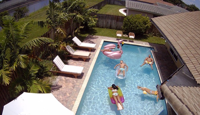 April 25% Discount: Private Heated Pool, 2 King Beds, 3 full baths, BBQ, Beach