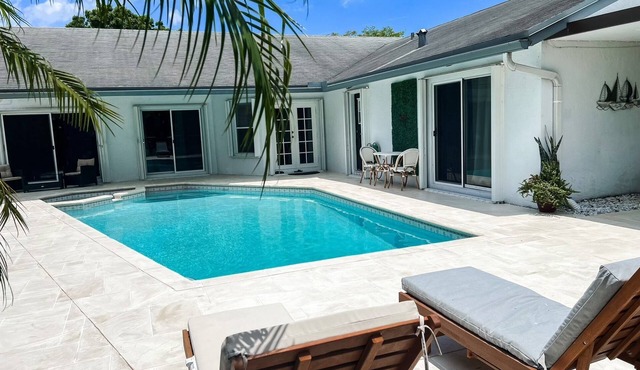 April 30% Promo: Private Heated Pool & Hot Tub, Beach, BBQ, Golf, Shops, Airport