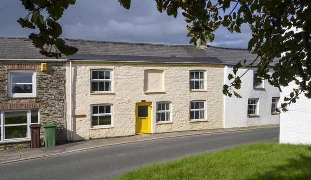 April Cottage - a cottage that sleeps 6 guests in 3 bedrooms