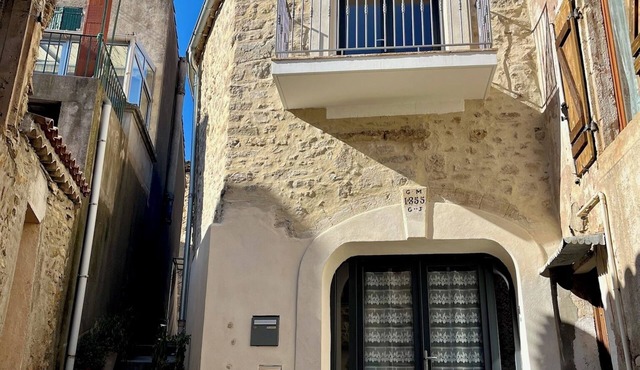 April' House Town house in Neffiès, sleeps 8. Pets welcome.