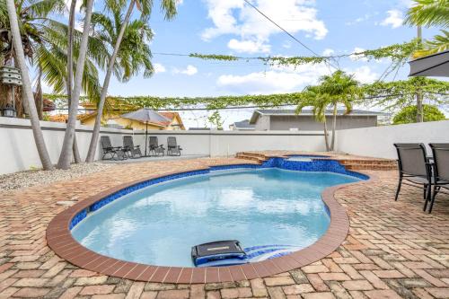 April Sale! 4 BR - Private Pool, Grill, Soaking Tub, Near Coral Gables & MIA Airport