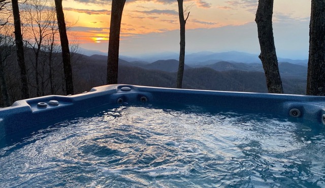 April Special ~ Mtn Views, Hot Tub+Fire Pit, WiFi, Gas Log Fireplace, Grill!