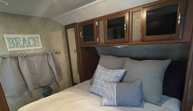 April special rates! Cozy home w/ pool minutes from beaches, shopping & dining!