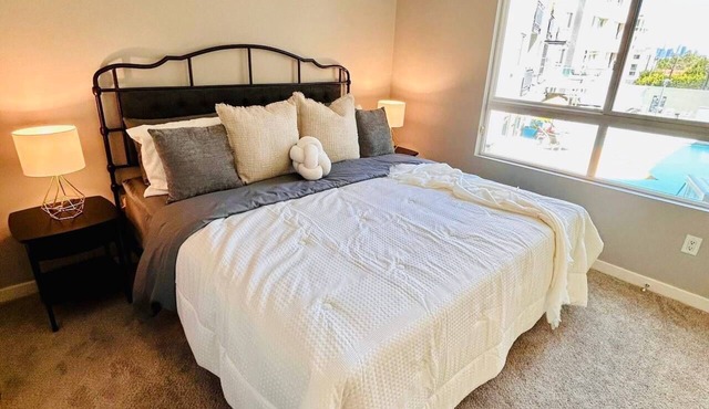 Aprt. Mid- Wilshire - Wake up to iconic views of downtown Los Angeles