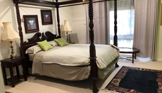 Aprtment in large home w/parking close to hiking trails/swimpool/shopping mall