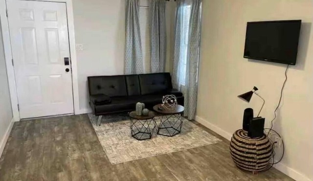 Apt #1/10 min from Refineries