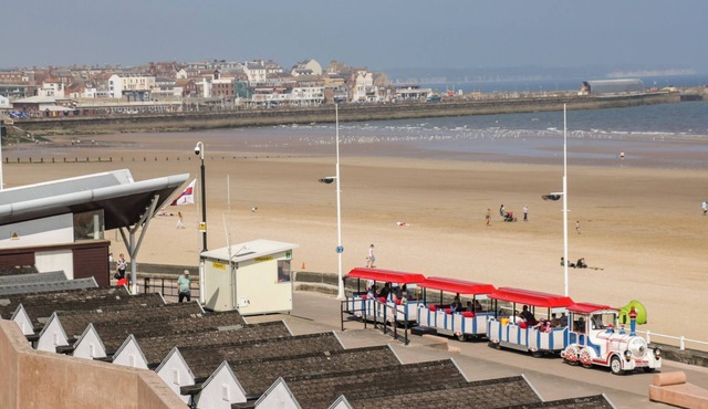 APT 1 @ HUNTER'S QUAY, pet friendly, with a garden in Bridlington