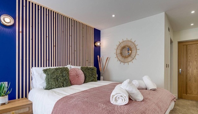 Apt 1 - North Marine Villa - Pet-friendly. Ground floor modern apartment near North Bay Beach.