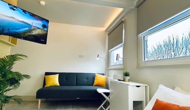 Apt. 10 - Beachside Beauty Lux Studio Steps from Beach