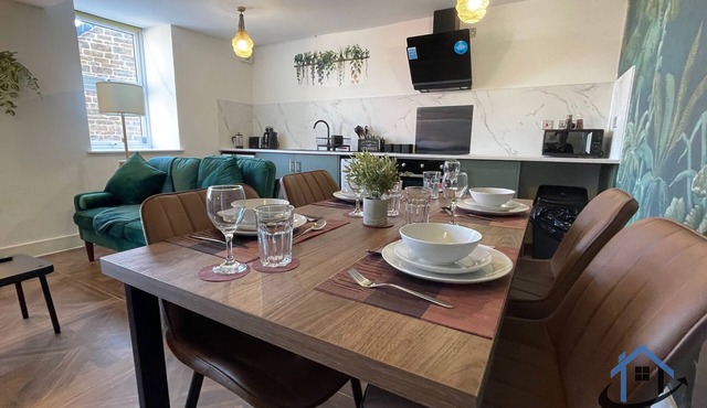 Apt 2 Manor House - 2 Bed 1 bath sleeps 5 parking