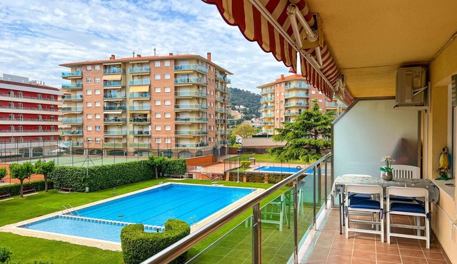 Apt 2 pax on the Santa Susanna promenade. Community pool and garden, free wifi and air conditioning in the living room. Excellent location, 3 min from the beach, shops, bars and restaurants. Lively area! Vivalidays Lora.