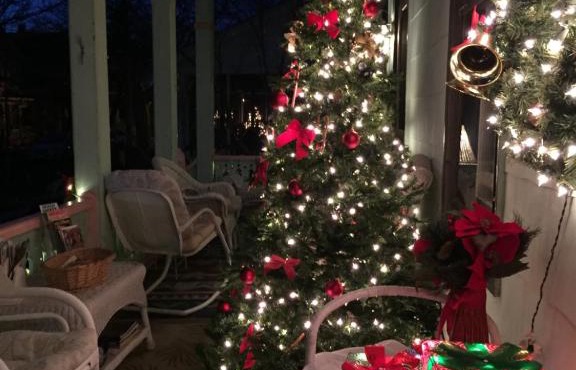 Apt#3 4 bedroom 2 bath, sleeps 10, walk to Beach, Mall, Parking available