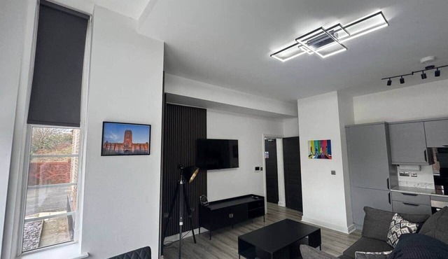 Apt 3 Modern and Newly Renovated: FREE onsite parking Close to City Centre