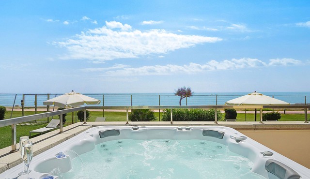 Apt 401 Luxury Serv Aparts-Estepona, 3 Bed, Heated 20m Pool, Jacuzzi - an Oasis