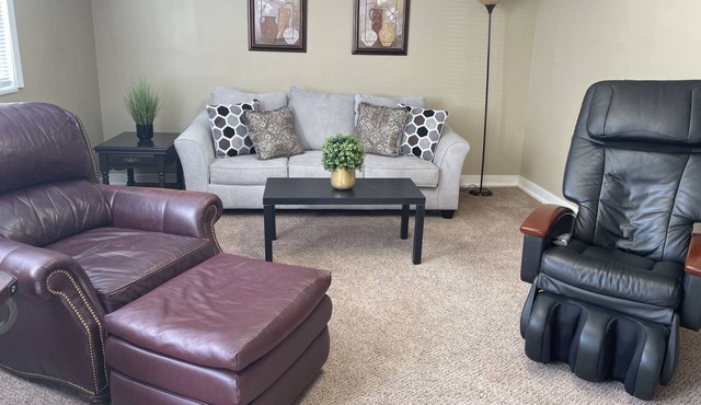 Apt 5 Nice 2 bedroom apartment with free off-street parking