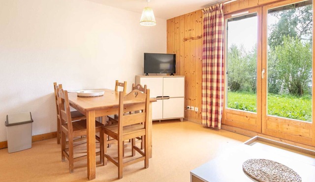 Apt 5 ppl, mountains view, heated pool