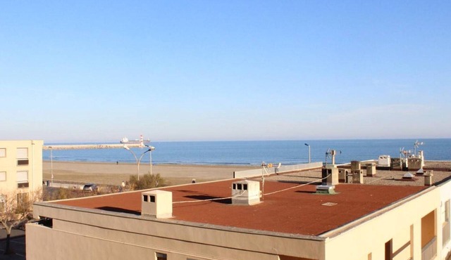 Apt 6 ppl, 50m beach, balcony, parking, pet-friendly