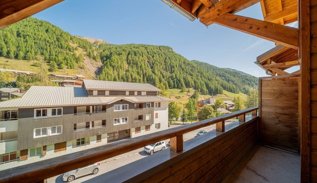 Apt 6 ppl with balcony