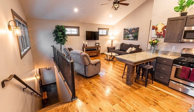 Apt. 7703' - In-town livin', few blocks from downtown shops & restaurants