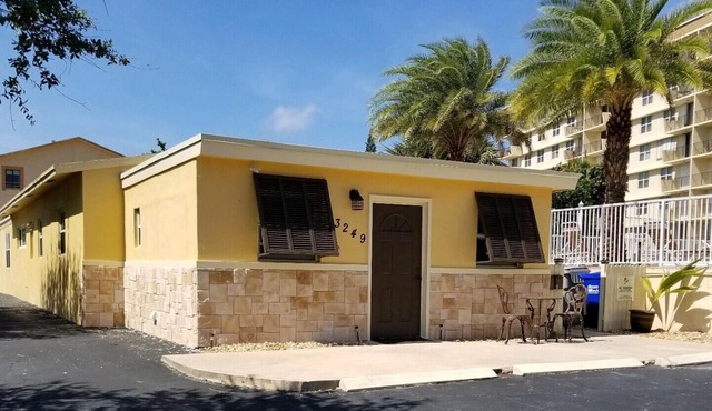 Apt A, Beach block beauty with putting green. Everything for a great Vacation,