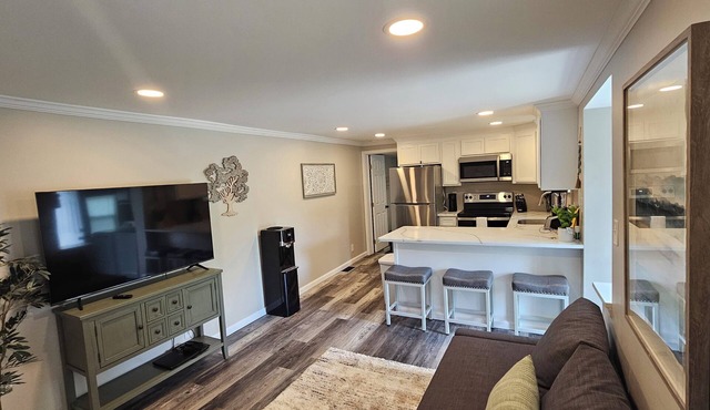 Apt. A, Cozy 2-bedroom in charming Evesham with AC, WiFi, fully updated place.