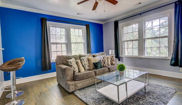 Apt D - Modern Heart of Decatur King Comfort TV Wi-Fi Sleeps 4